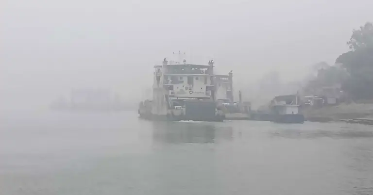 ঘন কুয়াশার কারণে ভিড়িয়ে রাখা ফেরি